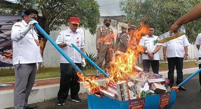 
					Di Kota Keris Sumenep Rokok Ilegal Dibakar untuk Kamera, Tapi Toko-toko Tetap Jualan Bebas Merdeka