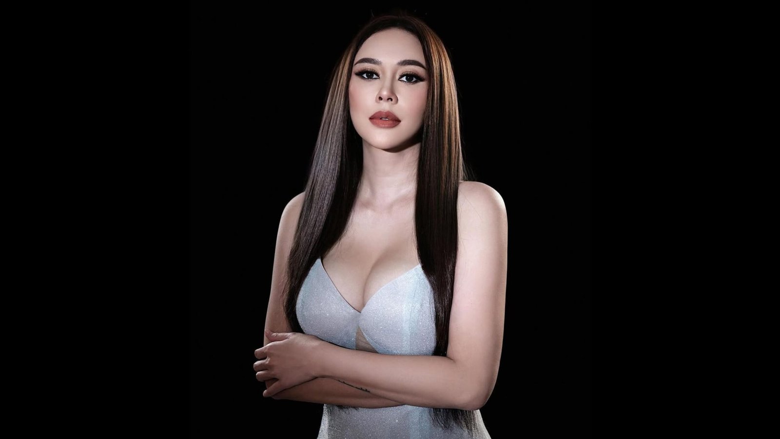 Diterpa Isu Miring: Sosok artis Aura Kasih yang kini menjadi sorotan publik setelah namanya dikaitkan dengan rumor perselingkuhan mantan Gubernur Jawa Barat, Ridwan Kamil. Foto: @aurakasih