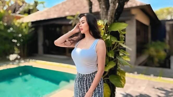 
					Terkadang, rindu tak perlu diungkapkan dengan kata, cukup tersirat dalam sebuah karya atau kode inisial yang hanya dimengerti oleh hati. Masih tentang 'R' yang misterius. Foto: @aurakasih