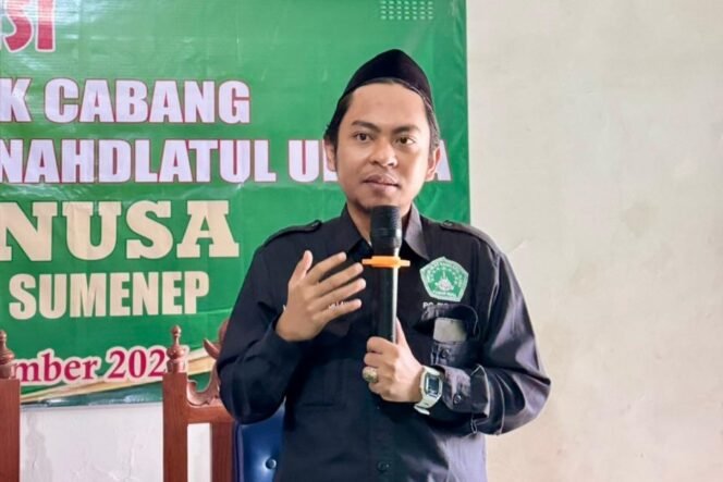 
					Moh. Saifa Ibadillah (Gus Ibad), Dewan Pengasuh Ponpes Mathali'ul Anwar Pangarangan, menyampaikan sambutan usai ditetapkan secara aklamasi sebagai Ketua PAC Pagar Nusa Kota Sumenep masa khidmat 2026-2030. Foto: Slow