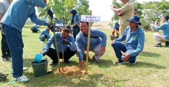 
					Bupati Sumenep Ikut Penanaman 1.300 Pohon Bersama Medco Energi