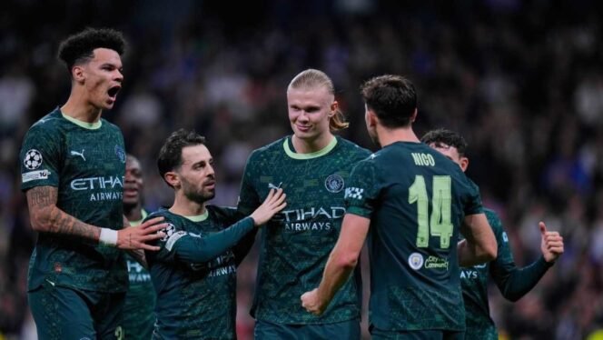 
					Pemain Manchester City, Erling Haaland (tengah), merayakan gol kedua timnya bersama rekan-rekan dalam laga Liga Champions melawan Real Madrid, Kamis, (11/12/2025). (c) AP Photo/Manu Fernandez
