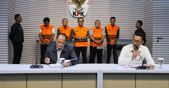 
					Ardito Wijaya (tengah, rompi oranye No. 146), Bupati Lampung Tengah yang baru ditetapkan sebagai tersangka, berdiri bersama para pihak lain yang turut diamankan dalam Operasi Tangkap Tangan (OTT) KPK. Foto: kpk.go.id