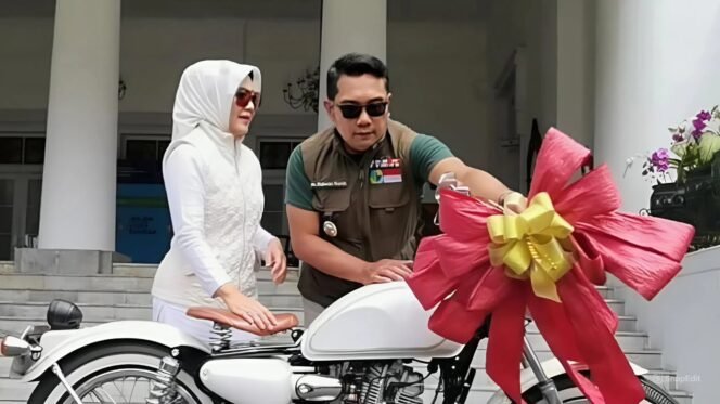 
					Momen manis saat Ridwan Kamil memberikan motor custom berwarna putih ini sebagai hadiah spesial untuk Atalia Praratya. Sebuah kenangan kebersamaan yang kini menjadi sorotan, di tengah kabar gugatan cerai yang didaftarkan Atalia ke PA Bandung. Foto: @ridwankamil