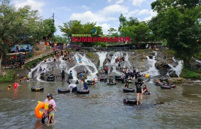 
					Aktivitas Objek Wisata Air Sumber Maron, Desa Karangsuko, Kecamatan Pagelaran, Kabupaten Malang. (Sarif)