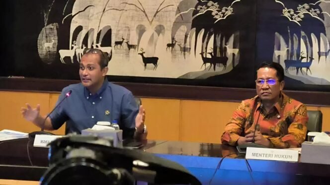 
					Wamenkum Edward Omar Sharif Hiariej atau Eddy Hiariej (kiri) dan Menkum Supratman Andi Agtas (kanan). Foto: Yeni Lestari/Viva