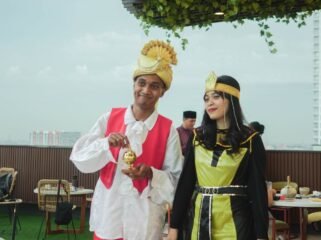 Staf Anios Restaurant mengenakan kostum khas Timur Tengah di area rooftop Excotel Design Hotel Surabaya, menghadirkan atmosfer yang selaras dengan sajian Nasi Mandi dan menu khas Arab. Foto/Nova Ferdiana