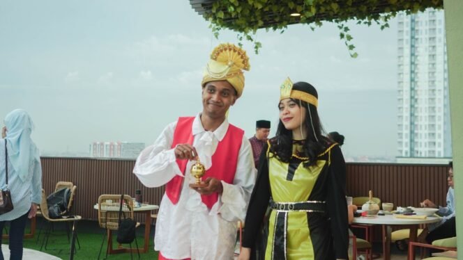 
					Staf Anios Restaurant mengenakan kostum khas Timur Tengah di area rooftop Excotel Design Hotel Surabaya, menghadirkan atmosfer yang selaras dengan sajian Nasi Mandi dan menu khas Arab. Foto/Nova Ferdiana