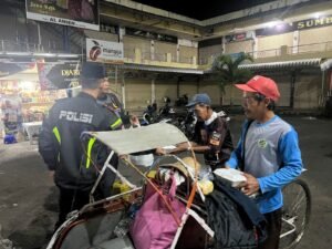 Polantas Menyapa Sahur Off The Road: Satlantas Polres Sumenep Hadir dengan Santap Sahur dan Kepedulian
