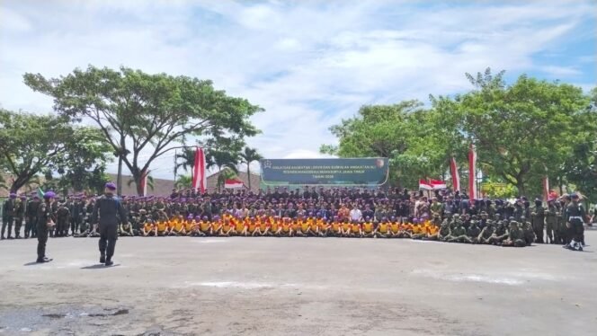 
					Sejumlah peserta Pendidikan Dasar (Diksar) Angkatan LXXVIII dan Kursus Kader Pelaksana (Suskalak) Angkatan XLI Resimen Mahasiswa (Menwa) Mahasurya Jawa Timur berfoto bersama usai Upacara Penutupan, Minggu (8/2/2026). Foto: SAN