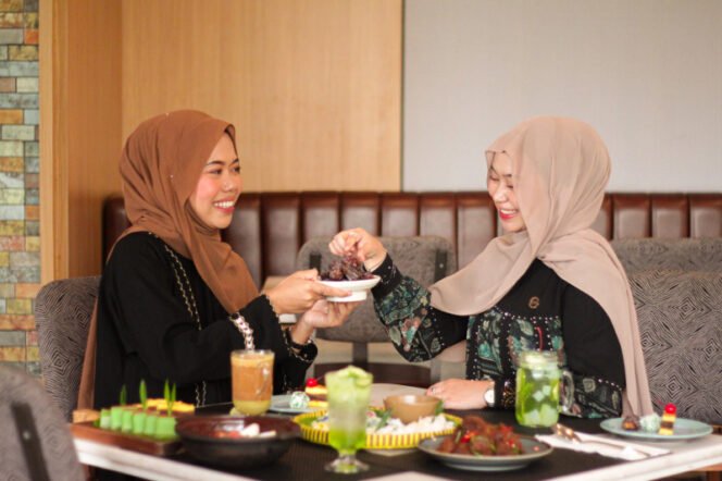 
					Four Points by Sheraton Batam sajikan Ayam Galundi, kuliner langka khas Solok dengan kuah hitam alami untuk menu buka puasa unik di Pasar Malam Ramadan. Foto/Sheraton