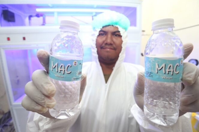 
					Sebotol MAC Water menjadi bagian dari proses belajar anak-anak autisme di Malang Autism Center.