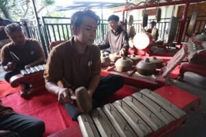 Tak Hanya Melayani Tamu, Staf Hotel di Malang Ini Rutin Berlatih Gamelan Bersama