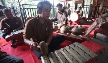 Staf Padi Heritage Resort Malang memainkan gamelan saat latihan karawitan yang menjadi kegiatan rutin setiap Sabtu.