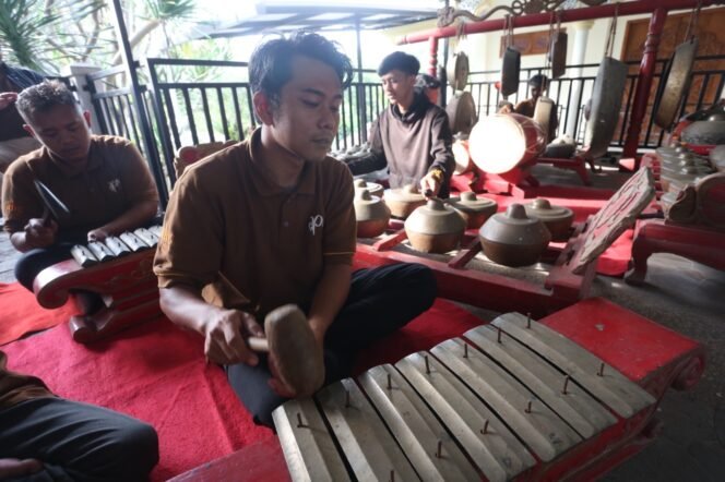 
					Staf Padi Heritage Resort Malang memainkan gamelan saat latihan karawitan yang menjadi kegiatan rutin setiap Sabtu.