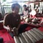 Staf Padi Heritage Resort Malang memainkan gamelan saat latihan karawitan yang menjadi kegiatan rutin setiap Sabtu.