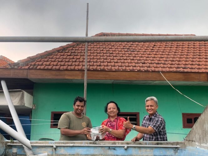 
					Tim DIPA Pengabdian kepada Masyarakat Universitas Dr. Soetomo yang di Ketua oleh Maria Agustini (tengah) saat memberi Bantuan Alat Kepada Mitra. (SAN)