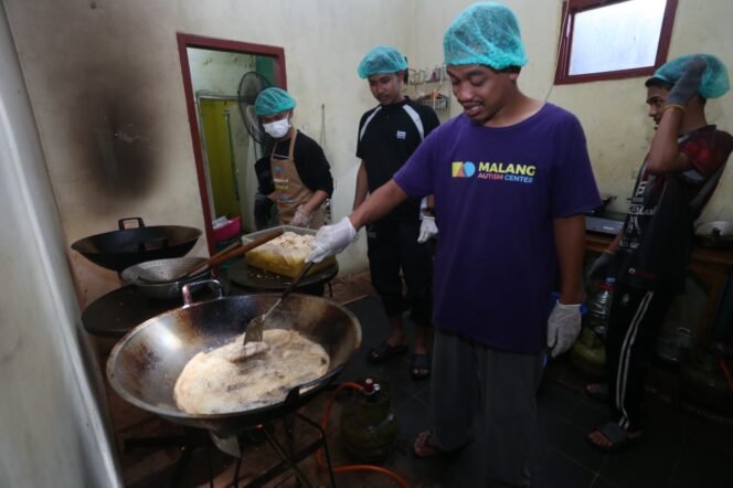 
					Di dapur MAC, anak-anak autisme terlibat langsung menyiapkan hidangan Nasi Berkah Ramadan