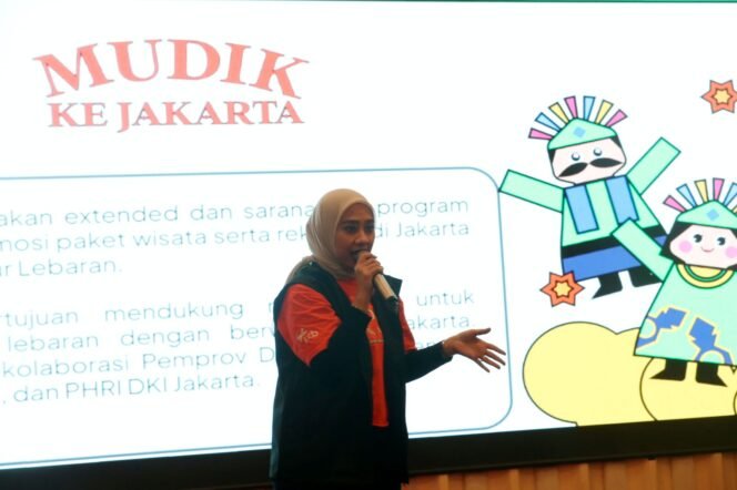 
					Siti Fauziah, Senior Manager Marketing Produk dan Promosi PT Jakarta Tourisindo (Perseroda), mempresentasikan program wisata “Mudik ke Jakarta” di Surabaya.