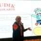 Siti Fauziah, Senior Manager Marketing Produk dan Promosi PT Jakarta Tourisindo (Perseroda), mempresentasikan program wisata “Mudik ke Jakarta” di Surabaya.