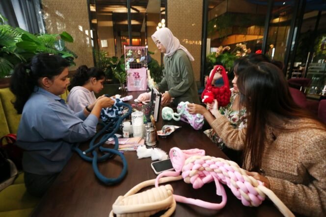 
					Rumah Literasi Digital (RLD) menggandeng EXCOTEL Design Hotel Surabaya menggelar Ngabuburit Chunky Bag Workshop bersama pelaku UMKM di Surabaya, Minggu (8/3/2026).  Foto/RLD