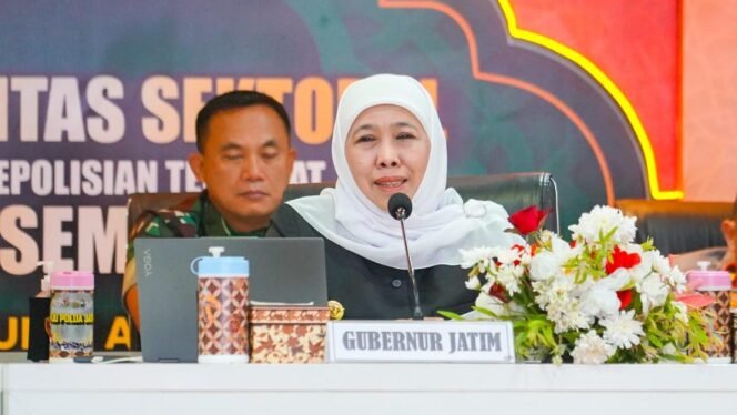 
					Gubernur Jawa Timur Khofifah Indar Parawansa menghadiri Rapat Koordinasi (Rakor) Lintas Sektoral dalam rangka Operasi Ketupat Semeru 2026 di Rupatama Polda Jatim. Foto/KIP for FJN.
