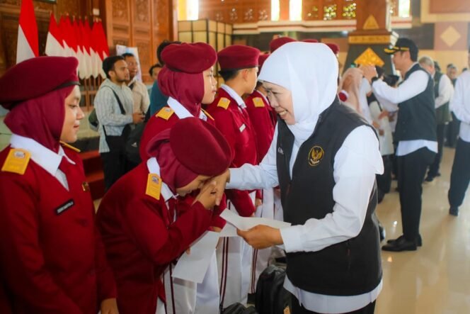 
					Gubernur Jawa Timur, Khofifah Indar Parawansa, menyerahkan bantuan secara langsung dalam agenda Sapa Bansos Amaliyah Ramadan ke-10 di Pendopo Kridho Manunggal, Tuban, Kamis (5/3). Foto/Humas Prov Jatim