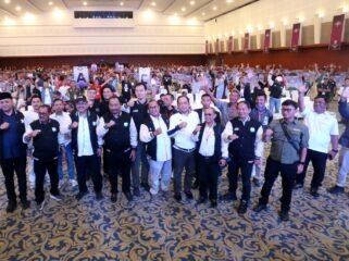 Sejumlah pimpinan HGI, PORDI, dan KONI Jawa Timur bersama peserta membuka Surabaya Domino Tournament 2026 di Grand City Convention Hall, Surabaya, yang dipadati ribuan peserta dari berbagai daerah.