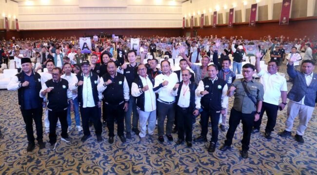 Sejumlah pimpinan HGI, PORDI, dan KONI Jawa Timur bersama peserta membuka Surabaya Domino Tournament 2026 di Grand City Convention Hall, Surabaya, yang dipadati ribuan peserta dari berbagai daerah.