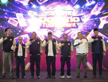 Pimpinan HGI, PORDI, dan KONI Jawa Timur menandai pembukaan Surabaya Domino Tournament 2026 di Grand City Convention Hall, Surabaya.