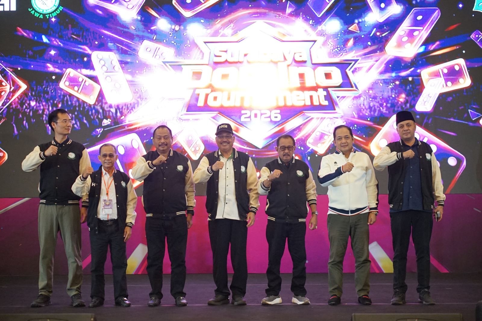 Pimpinan HGI, PORDI, dan KONI Jawa Timur di panggung pembukaan Surabaya Domino Tournament 2026 di Surabaya.