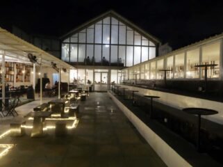 Suasana hangat HANAKA Social Space di malam hari, tempat santai untuk nongkrong, bekerja, dan menikmati waktu bersama.