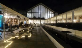 Suasana hangat HANAKA Social Space di malam hari, tempat santai untuk nongkrong, bekerja, dan menikmati waktu bersama.