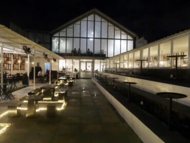 Suasana hangat HANAKA Social Space di malam hari, tempat santai untuk nongkrong, bekerja, dan menikmati waktu bersama.