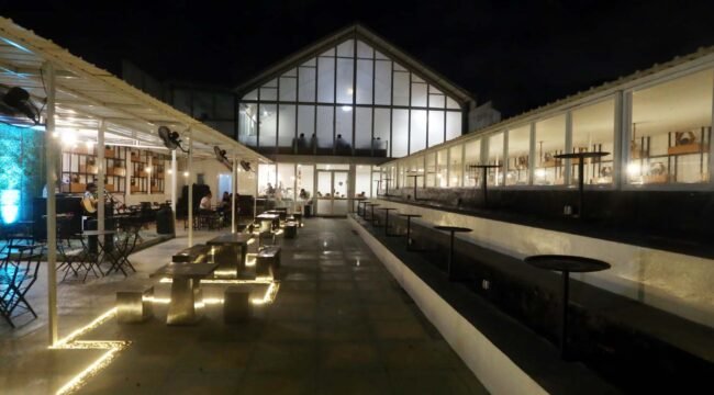 Suasana hangat HANAKA Social Space di malam hari, tempat santai untuk nongkrong, bekerja, dan menikmati waktu bersama.