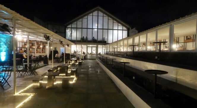 
					Suasana hangat HANAKA Social Space di malam hari, tempat santai untuk nongkrong, bekerja, dan menikmati waktu bersama.