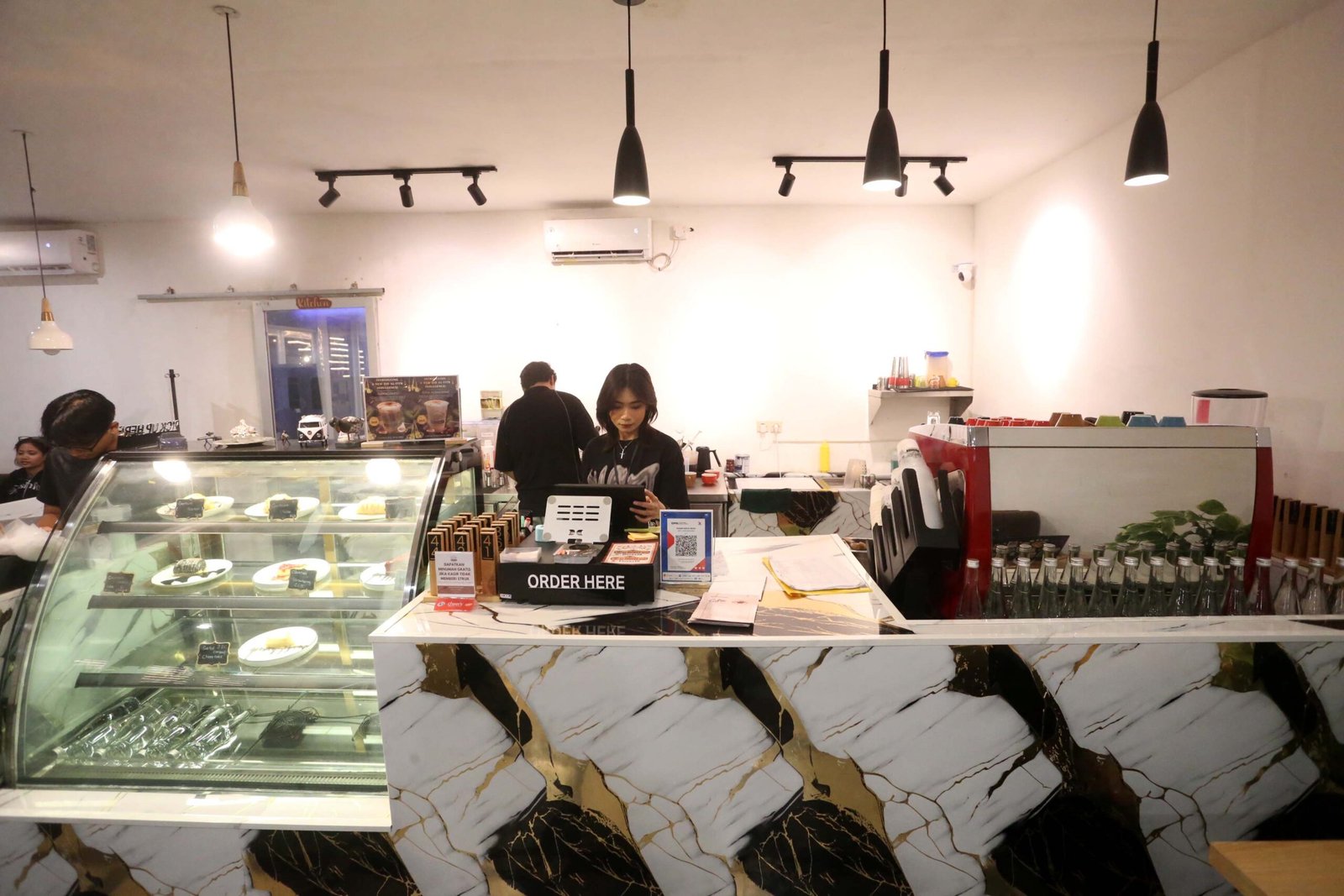 Area bar HANAKA Social Space yang terang dan modern, ruang nyaman untuk bekerja dari cafe dan bersantai