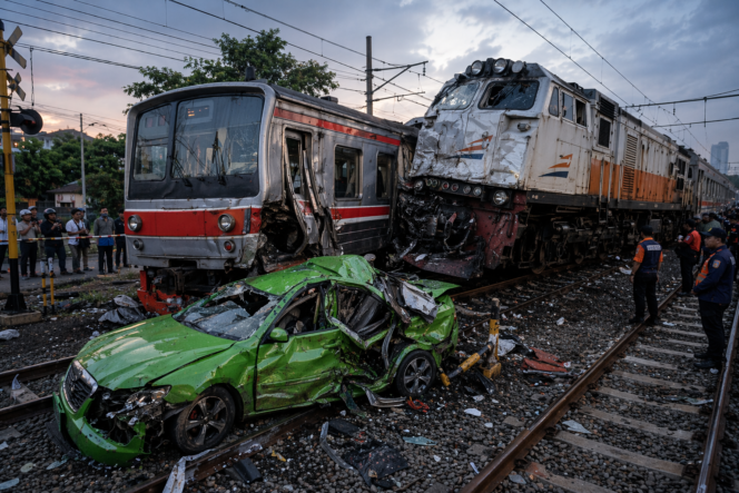 
					Ilustrasi tabrakan kereta api di Bekasi Timur antara KA Argo Bromo Anggrek dan KRL Commuter Line yang dipicu kendaraan taksi di perlintasan tanpa pengamanan.