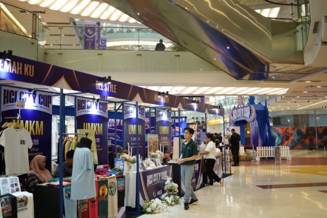 
					Deretan booth UMKM tampil dalam HGI City Cup 2026 Surabaya Fest di Grand City Mall Surabaya, menarik pengunjung dan mendorong perputaran ekonomi lokal selama event berlangsung.