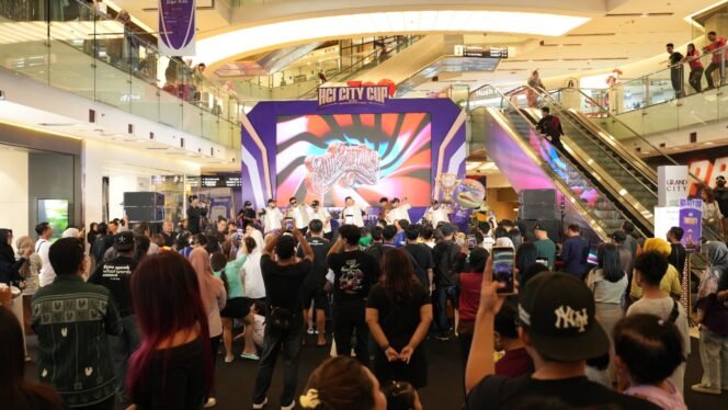 
					Pengunjung memadati area Grand City Mall Surabaya saat pembukaan HGI City Cup 2026 Surabaya Fest oleh Higgs Games Island (HGI), yang menghadirkan hiburan dan aktivitas turnamen domino interaktif.