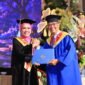 Ahmad Dhafir bersama Rektor Unitomo, Prof. Dr. Siti Marwiyah, S.H., M.H., saat mengikuti wisuda Magister Hukum di Surabaya, Minggu (26/04/2026). (SAN)
