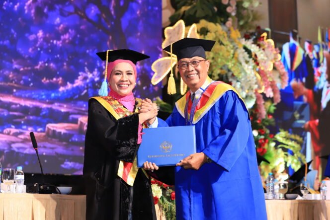 
					Ahmad Dhafir bersama Rektor Unitomo, Prof. Dr. Siti Marwiyah, S.H., M.H., saat mengikuti wisuda Magister Hukum di Surabaya, Minggu (26/04/2026). (SAN)