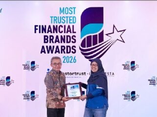SVP Accounting, Tax, & Actuarial Asuransi Astra, Feni Astrini menerima penghargaan Most Trusted Financial Brands Awards 2026, mewakili komitmen perusahaan atas konsistensi dalam menghadirkan layanan terpercaya bagi pelanggan. Foto/Astra