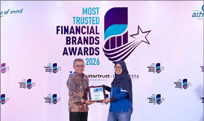 
					SVP Accounting, Tax, & Actuarial Asuransi Astra, Feni Astrini menerima penghargaan Most Trusted Financial Brands Awards 2026, mewakili komitmen perusahaan atas konsistensi dalam menghadirkan layanan terpercaya bagi pelanggan. Foto/Astra