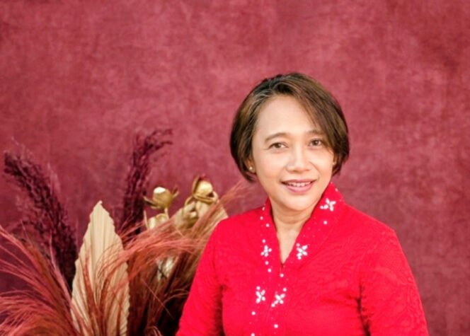 
					Deasy Ariesta atau Desta menjelaskan tarot sebagai alat refleksi diri, bukan ramalan