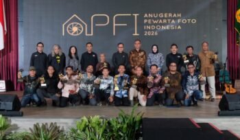 Para pemenang dan pengurus Pewarta Foto Indonesia berfoto bersama dalam ajang Anugerah Pewarta Foto Indonesia (APFI) 2026 di Bogor.