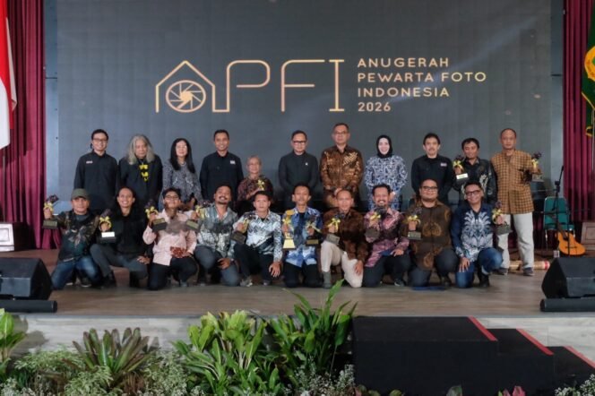 
					Pemenang APFI 2026 dan pengurus Pewarta Foto Indonesia berfoto bersama di Bogor usai malam penghargaan foto jurnalistik Indonesia.