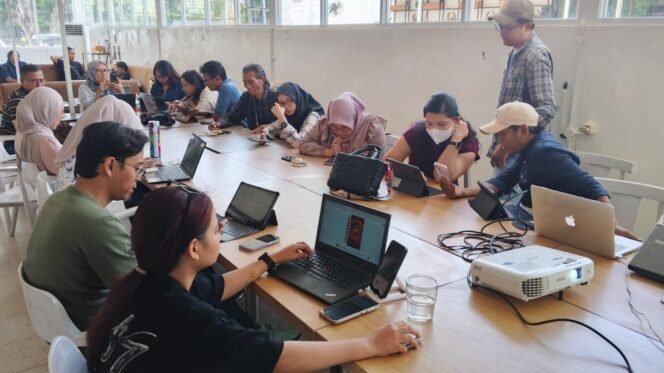 
					Peserta mengikuti pelatihan AI content creator dari Rumah Literasi Digital di Surabaya dengan praktik langsung membuat video viral menggunakan laptop dan tools AI tanpa kamera mahal.