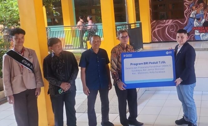 
					BRI Surabaya Jemursari menyerahkan bantuan TJSL kepada SMAN 10 Surabaya untuk meningkatkan fasilitas pendidikan dan kualitas belajar mengajar. Foto/BRI