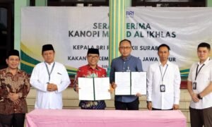 Dorong Fasilitas Publik, BRI Jemursari Serahkan Atap Membran ke Kemenag
